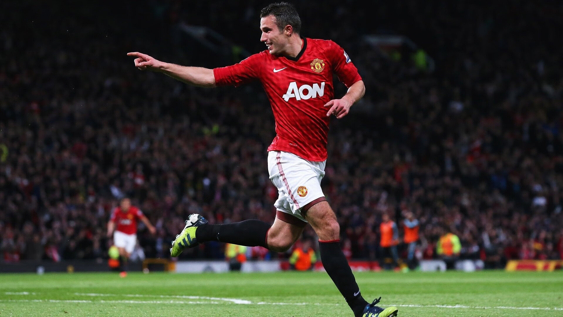 法兰克福球员努力拼搏,力争取得关键三分,法兰克福是什么球队