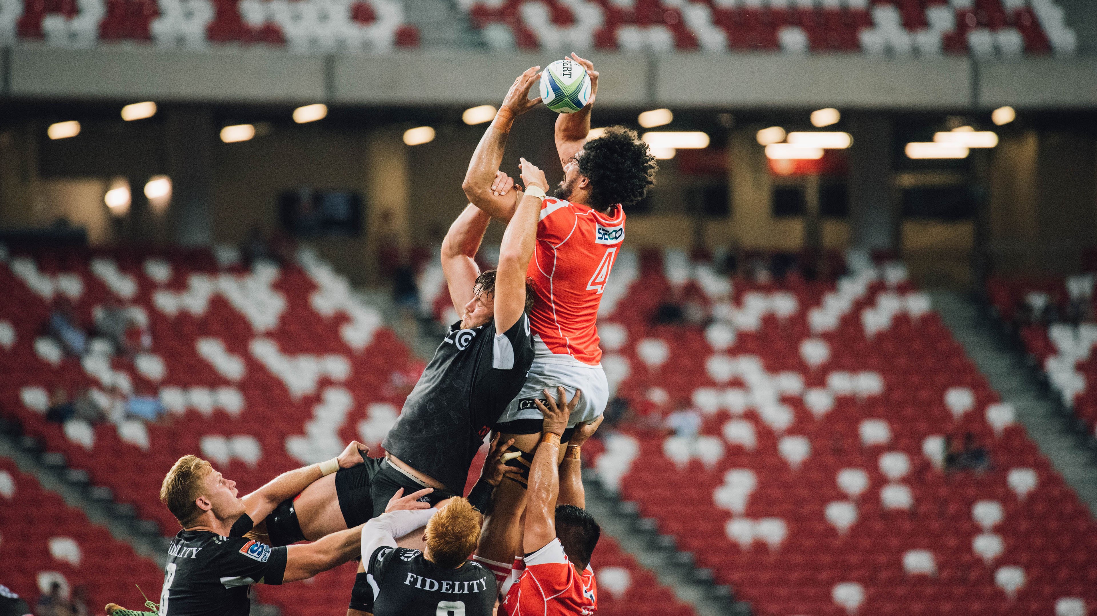 球队在全球篮球比赛中获得压倒性胜利,篮球队在赛场上