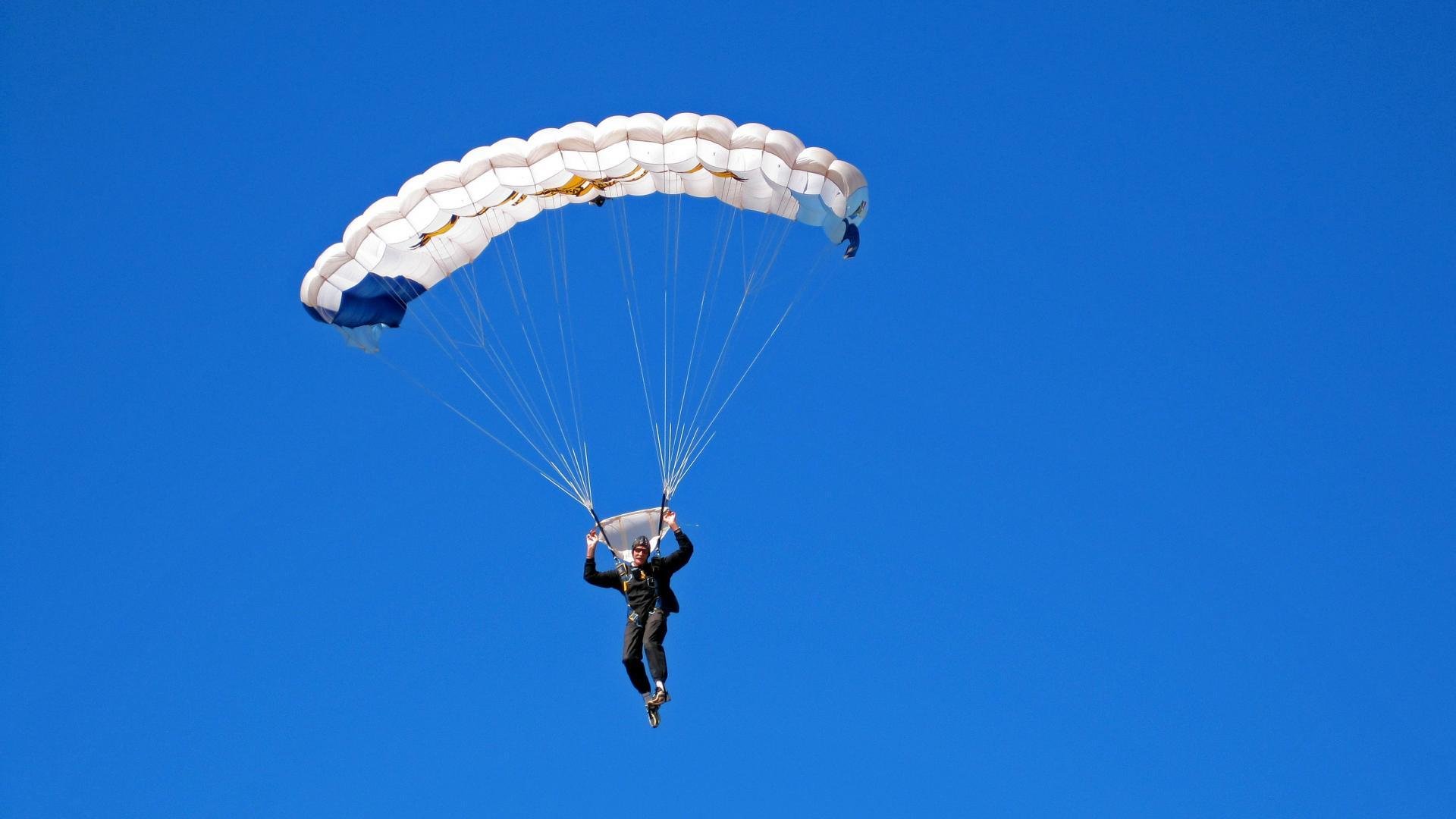 菲律宾男篮在东南亚运动会首场比赛中以52分优势击败新加坡队，展现出强劲实力。